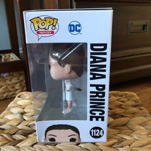 Funko Pop DC: Justice League, Diane Prince #1124 - Picture 4 of 5